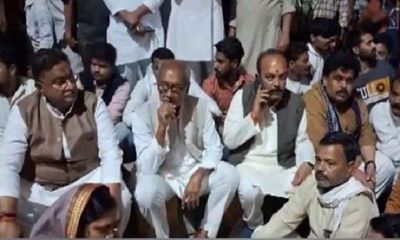Digvijaya Singh reaches Khajuraho police station with body of Congress worker; stages sit-in protest