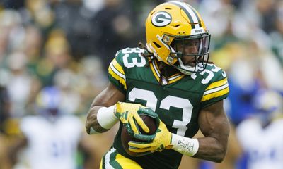 Packers RB Aaron Jones carted back to locker room after knee injury vs. Chargers