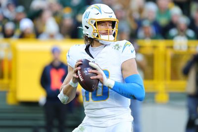 Chargers, Packers trade lead in fourth quarter on TD passes