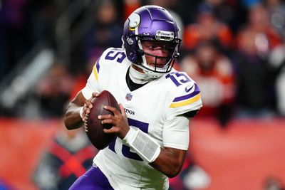 Dobbs shows more magic to give Vikings early lead