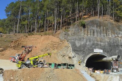 India tunnel workers may be trapped for another four or five days, says official