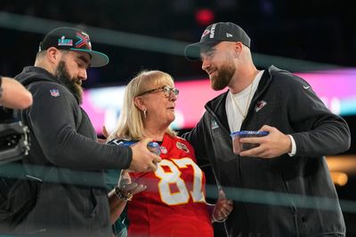 Taylor Swift won’t be at Eagles – Chiefs … but will her parents meet the Kelces?