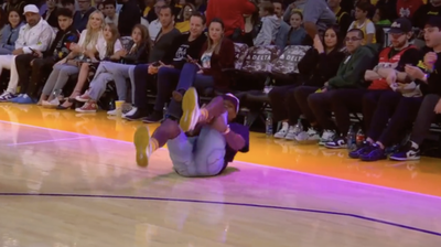 Lakers Fan Seemed to Suffer an Unfortunate Injury While Attempting $55,000 Half-Court Shot