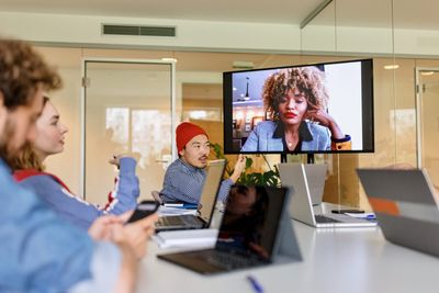 Even experts can’t agree on the ideal hybrid workweek combo, says Harvard future of work professor: ‘We’re building the plane while flying it’