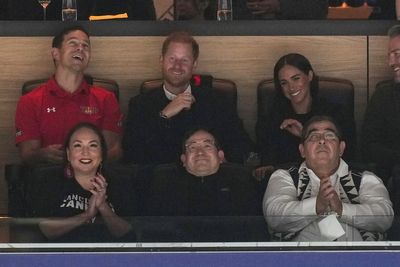 Harry and Meghan make surprise appearance at Vancouver ice hockey game