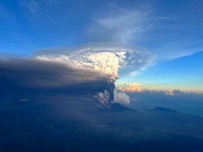 Papua New Guinea cancels flights, plans evacuation after volcano erupts