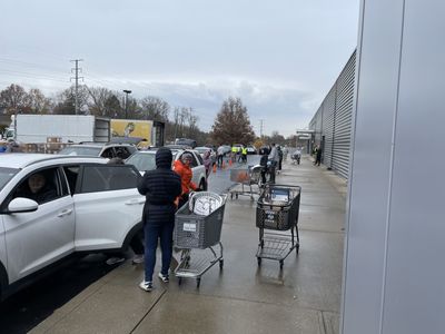 Central Kentucky food bank serves 7000 households Thanksgiving food baskets