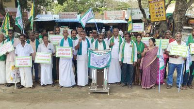 Farmers’ association protest demanding withdrawal of cases