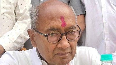 Digvijaya Singh booked for dharna outside police station in Chhatarpur during poll code