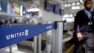 A United Airlines boarding change punishes passengers