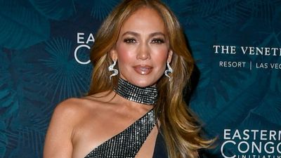 JLo's chestnut brown cupboards in her low lit kitchen are giving us deep wood decor inspiration