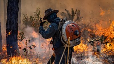 Ranger stares down wall of fire in award-winning photo