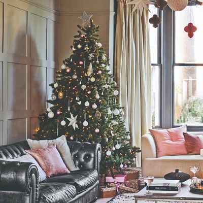 How to decorate a Christmas tree – the method professionals use for a flawless tree