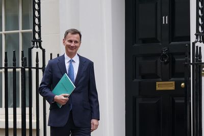 Hunt claims UK has ‘turned a corner’ as he slashes national insurance