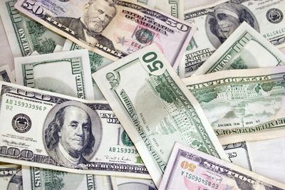 Dollar Gains on Strong Economic News and Rising Bond Yields