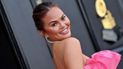 Chrissy Teigen's 'vibrant and fresh' Friendsgiving tablescape puts an unexpected, chic spin on holiday decor