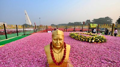 Akhilesh Yadav lays foundation of memorial in Mulayam’s memory on SP founder’s birth anniversary