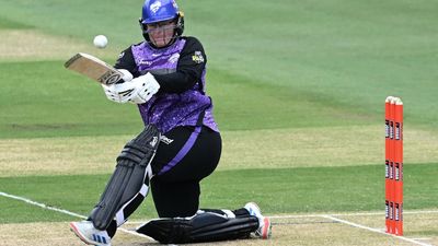 Lee keeps Hurricanes in race for WBBL finals