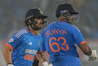 India beat Australia by two wickets in first T20 cricket match