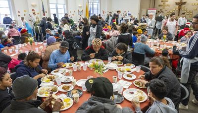 Chicagoans open hearts, doors for Thanksgiving meals: ‘It’s like a family’