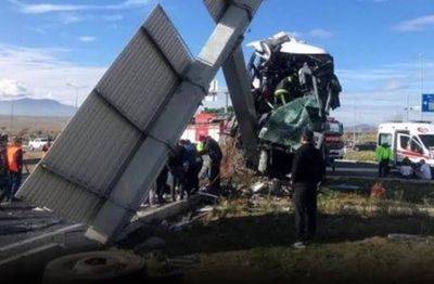 2 Thais reported dead in tourist bus crash