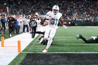 Raheem Mostert takes time going into end zone on Dolphins TD run