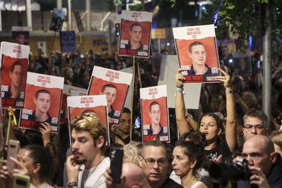 Tens of thousands rally in Tel Aviv amid delay in release of Hamas captives