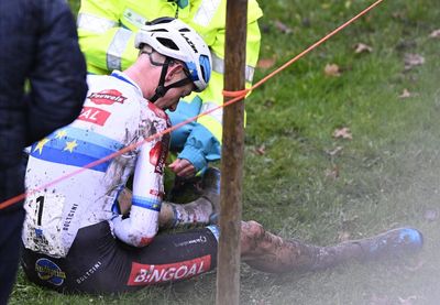 Michael Vanthourenhout dislocates shoulder in heavy last-lap crash in Kortrijk