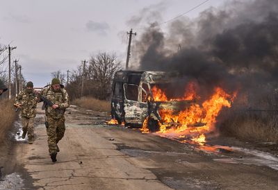 Russia-Ukraine war – live: Kyiv’s troops dig in as Putin’s forces make advances around key city in east