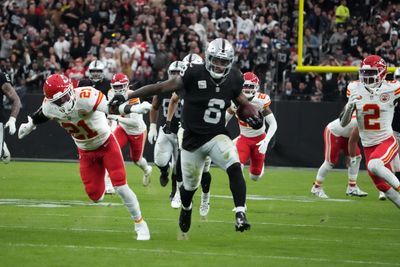 Raiders blow 14-0 lead, lose to Chiefs in Week 12