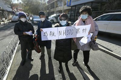 Families Of Malaysia Airlines Plane Crash Victims Call For New Search