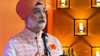 India's envoy to U.S. Sandhu visits Gurudwara in New York, Khalistan supporters heckle him