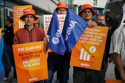NHS strike breakthrough as consultants’ union agrees new pay deal with government