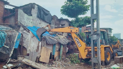 Central Railway removes 165 encroachments between Chunabhatti-GTB nagar on Harbour line