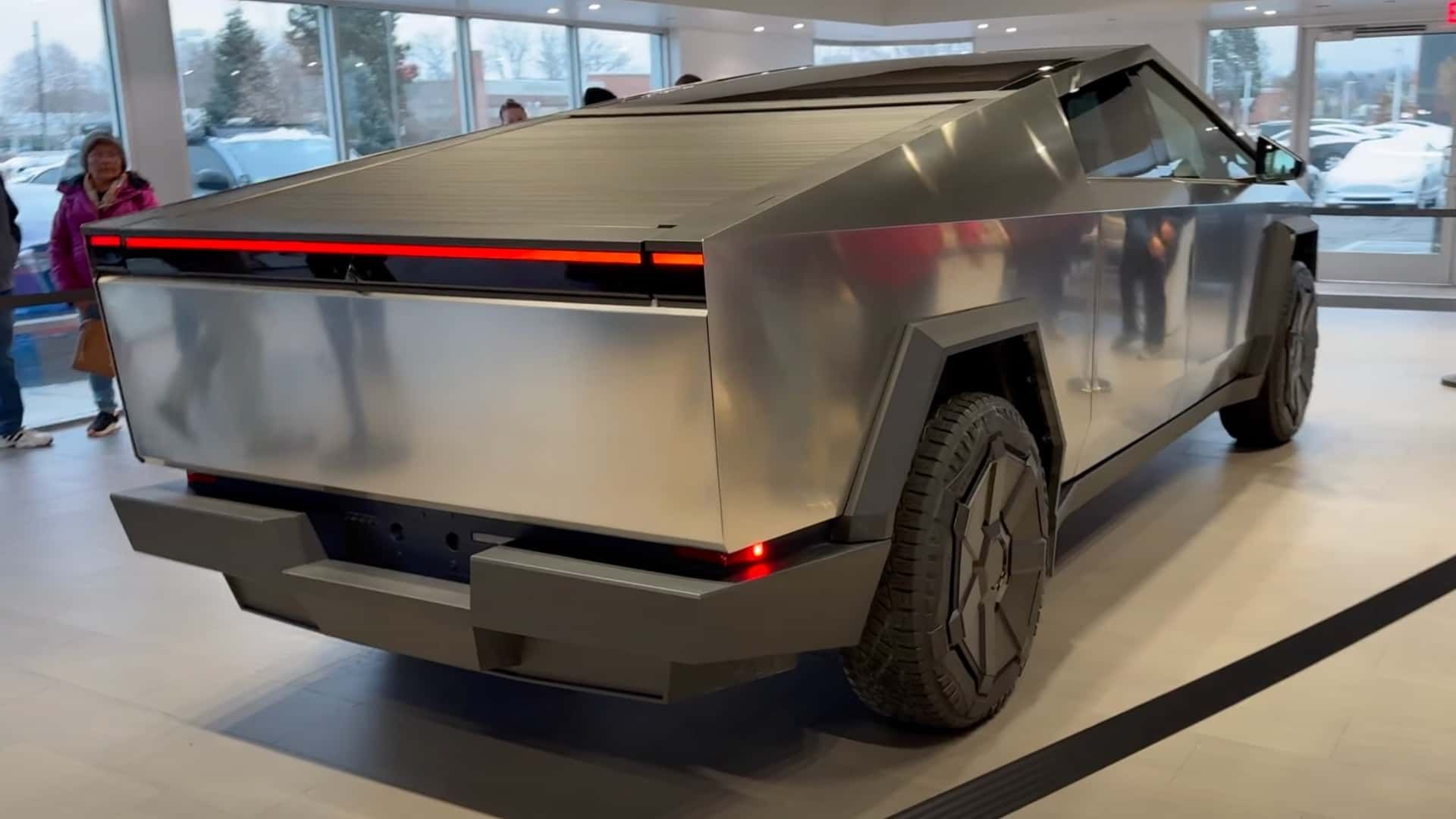 Showroom Tesla Cybertrucks Seem To Have Much Better showroom-tesla-cybertrucks-seem-to-have-much-better