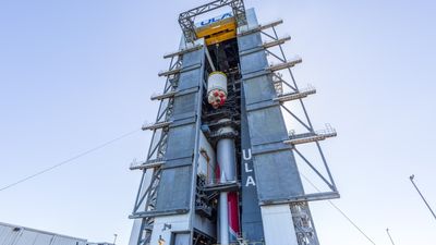 See ULA assemble new Vulcan Centaur rocket for its 1st launch on Dec. 24 (photos)