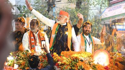 Modi roadshow creates saffron splash in city