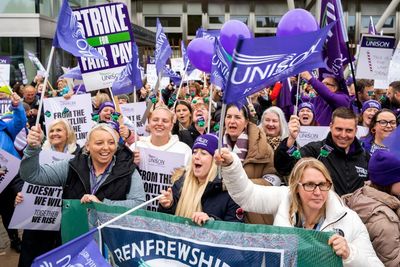 Strikes off as school support staff in Scotland accept latest Cosla pay offer