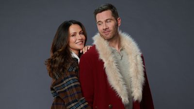 Did Italia Ricci And Luke Macfarlane Have The Longest Kiss In Hallmark History? The Catch Me If You Claus Stars Weighed In