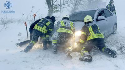 Over a dozen people dead as Ukraine and Russia hit by powerful snow storms