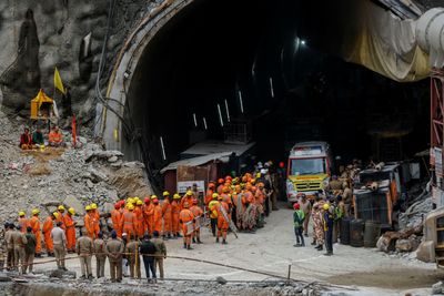 How is India rescuing 41 workers stuck 17 days under a collapsed tunnel?