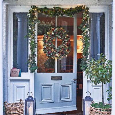 How to hang a garland around your front door for some serious Christmas curb appeal - it only takes these 5 simple steps