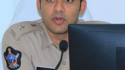 SP urges police to conduct ‘Palle Nidra’ in villages, warns public of cyber crimes