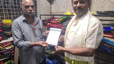 Laxmi Hebbalkar offers ₹1.18 lakh accounting for 59 months’ Gruha Lakshmi aid to goddess Chamundeshwari