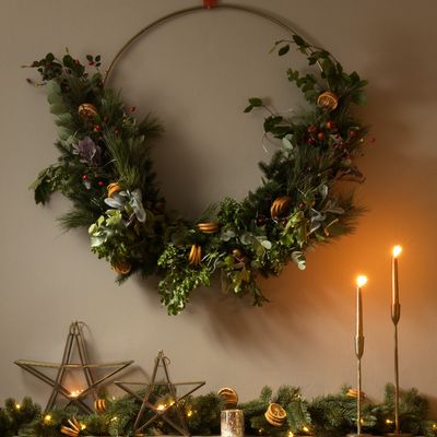 How to make an artificial Christmas wreath look expensive – 7 tricks professional florists and stylists always use