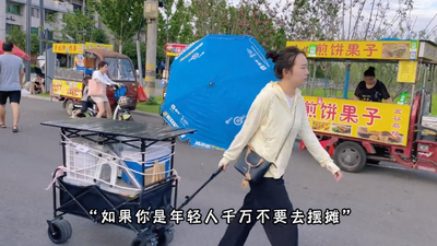 Why are these young Chinese graduates working as street vendors?