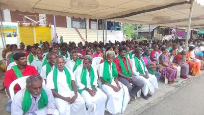 Residents, sugarcane growers stage demonstration in favour of SIPCOT expansion in Cheyyar