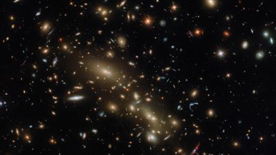 Hubble Space Telescope spies multiple galaxy clusters masquerading as one (image)