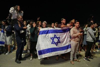 Israel-Gaza news – live: Hamas and IDF ‘break truce’ amid scramble to find more hostages