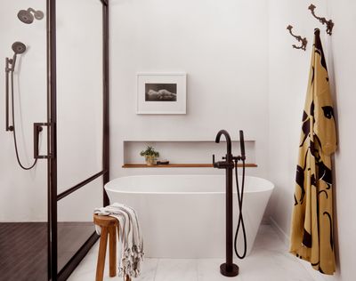 7 ideas for organizing a bathroom with little to no storage - these are the tricks designers rely on for small spaces